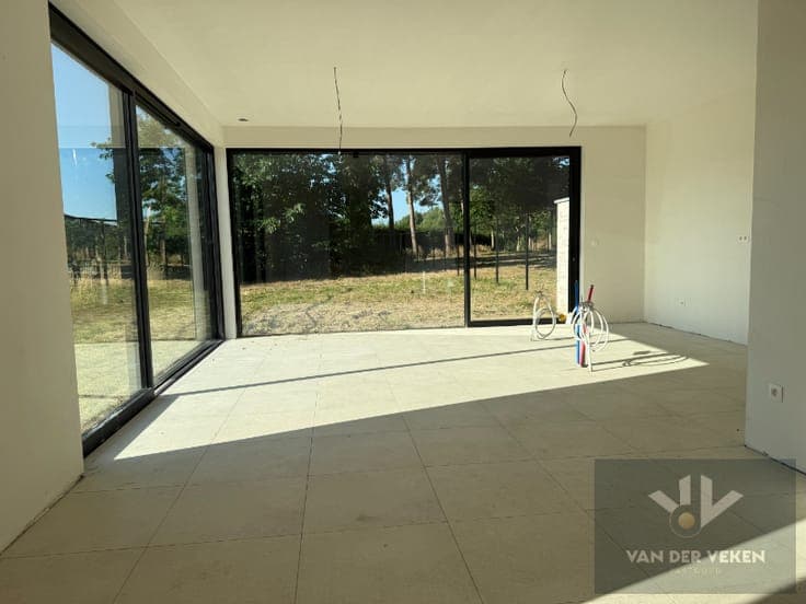 Ruime en volledig afgewerkte half open BEN-woning met 3 s...