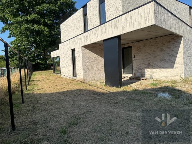 Ruime en volledig afgewerkte half open BEN-woning met 3 s...