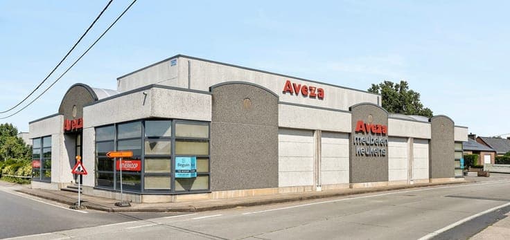 TOP-LOCATION commercial corner with visibility and parking!