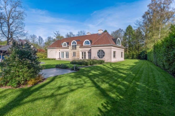 Stately luxury villa with absolute privacy in a prime locat