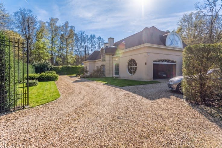 Stately luxury villa with absolute privacy in a prime locat