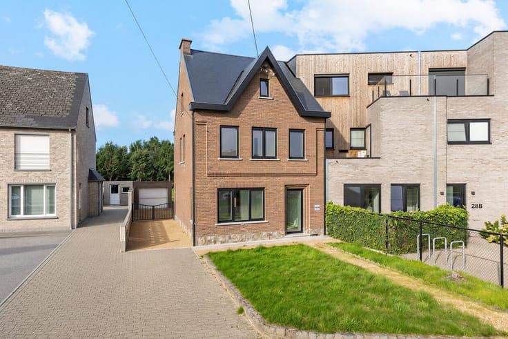 Gerenoveerde halfopen bebouwing met 3 slaapkamers, grote tui