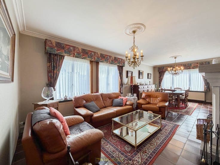 Te koop, instapklare laagbouwvilla met 4 slaapkamers op r...