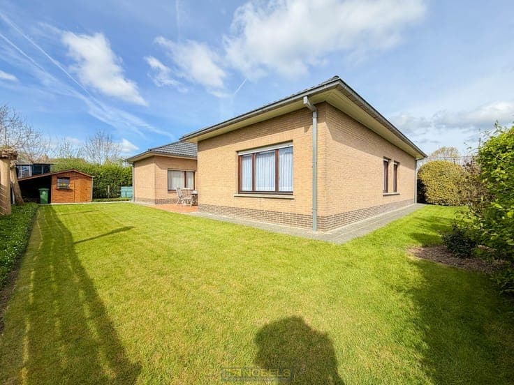 Te koop, instapklare laagbouwvilla met 4 slaapkamers op r...