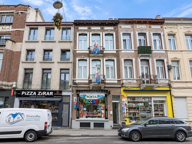 3 BEDROOMS – COMMERCIAL SPACE – GREAT OPPORTUNITY!