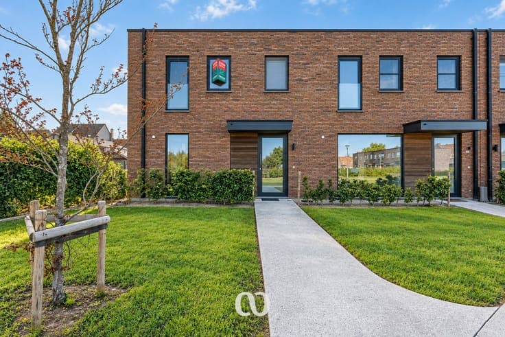 Modern energy-efficient house with 3 bedrooms