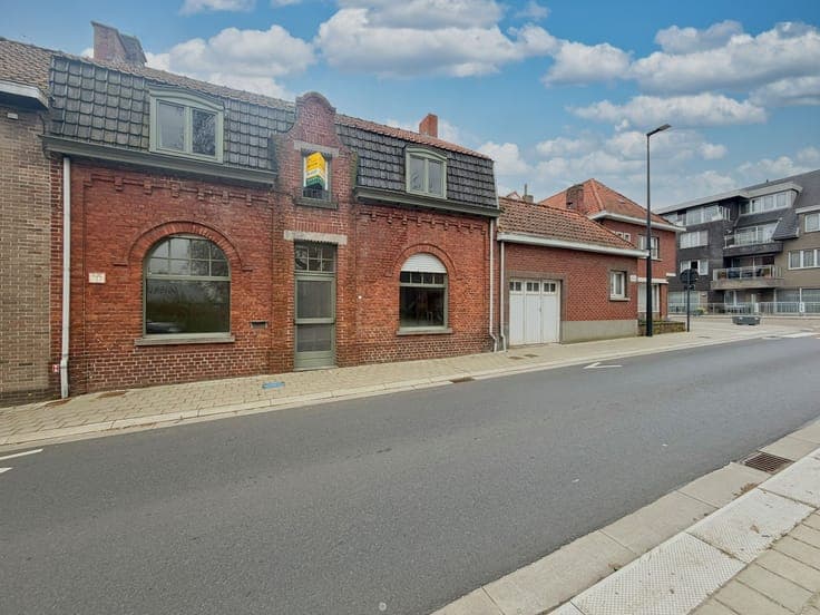 Op te frissen charmente woning op toplocatie in Gits met ...