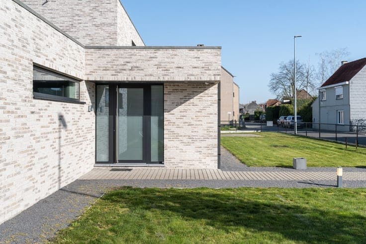 Recent villa with meadows on a spacious plot.