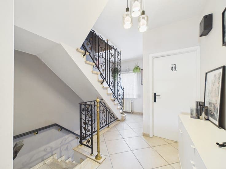 6-bedroom house with GARAGE, GARDEN & SWIMMING POOL