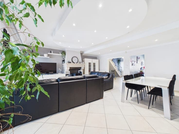 6-bedroom house with GARAGE, GARDEN & SWIMMING POOL