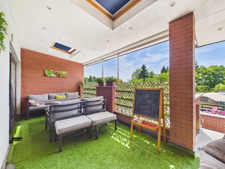 6-bedroom house with GARAGE, GARDEN & SWIMMING POOL