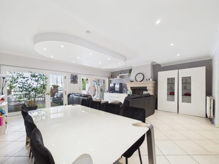 6-bedroom house with GARAGE, GARDEN & SWIMMING POOL