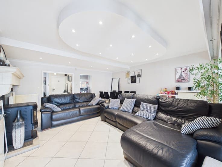 6-bedroom house with GARAGE, GARDEN & SWIMMING POOL