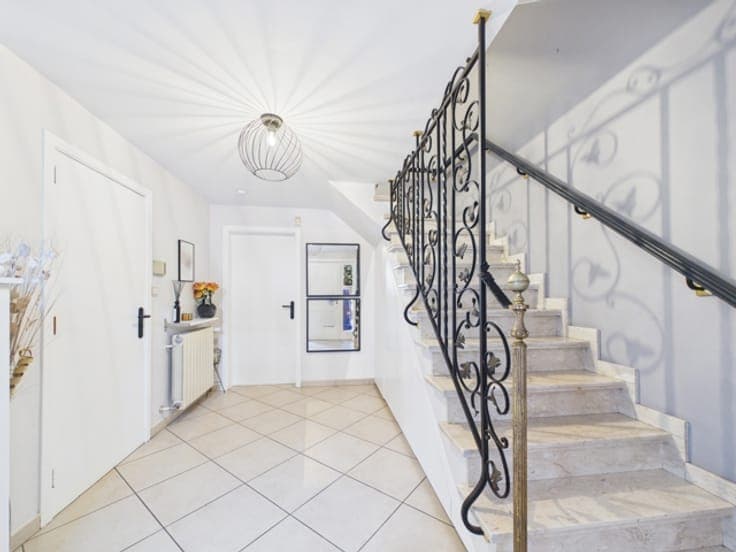 6-bedroom house with GARAGE, GARDEN & SWIMMING POOL