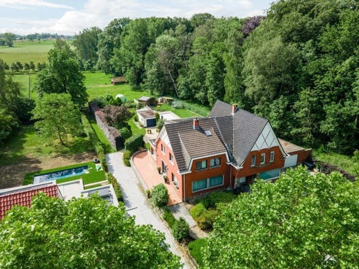 Beautiful semi-detached home with an extensive meadow