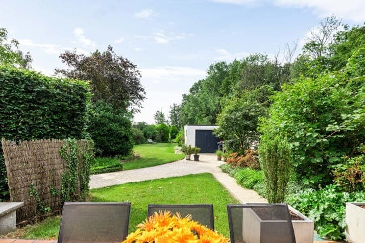 Beautiful semi-detached home with an extensive meadow