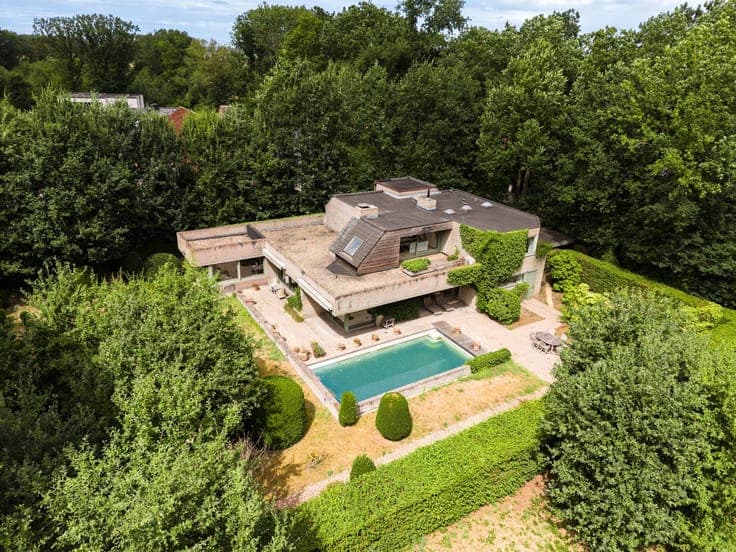Architectural villa located in Varsenare