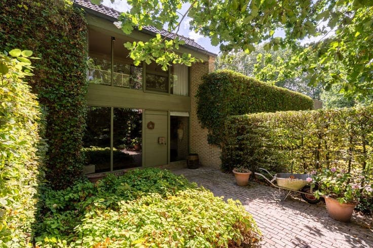 Architectural villa located in Varsenare
