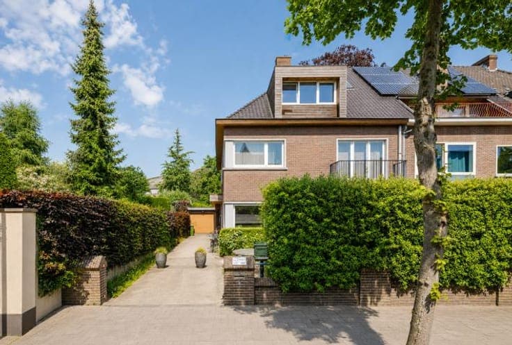Stately semi-detached houses in Gentbrugge