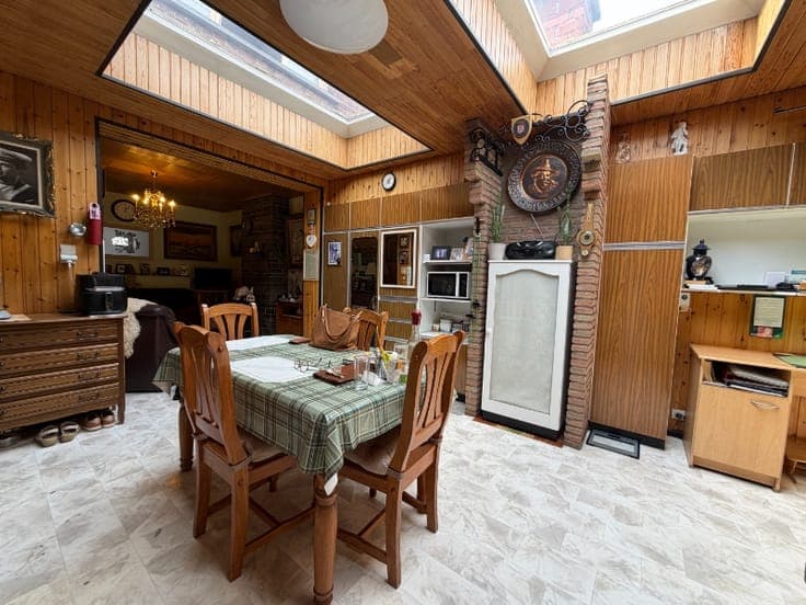 Ruime, sterke en goed gelegen te renoveren gezinswoning -...