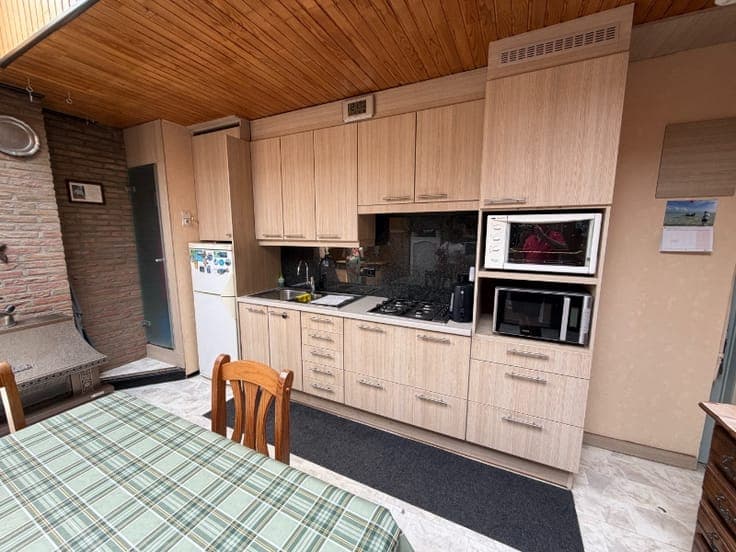 Ruime, sterke en goed gelegen te renoveren gezinswoning -...