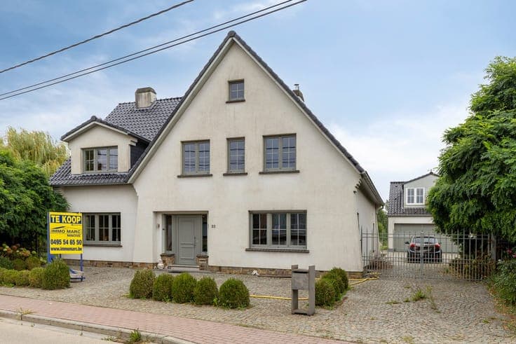 Karaktervolle open bebouwing met 4 slaapkamers gelegen op...