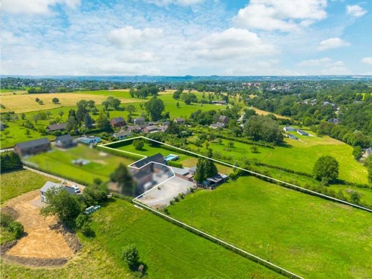 Property with 12,600 m² of land, meadow and outbuildings