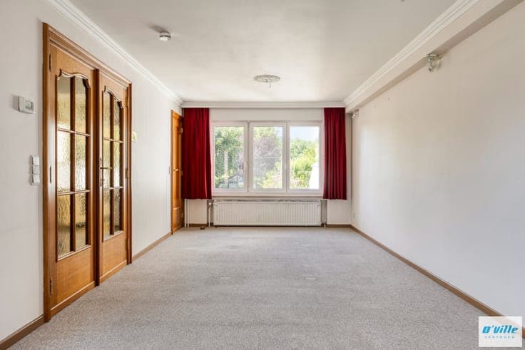 Beautiful bel-etage home ideally located in the highly de...