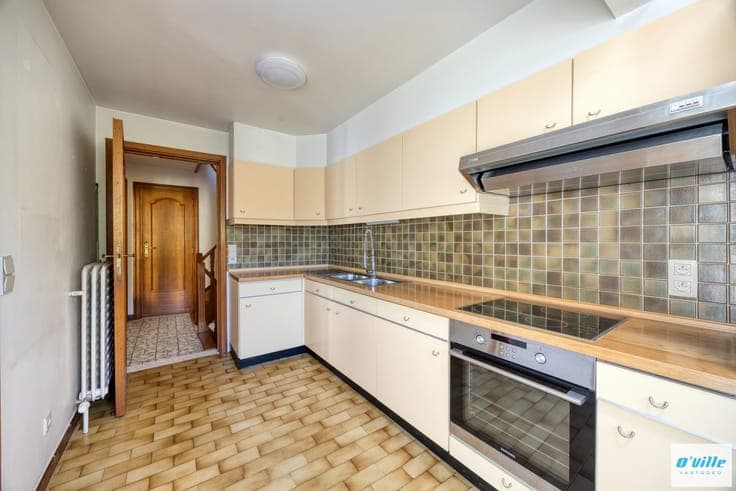 Beautiful bel-etage home ideally located in the highly de...
