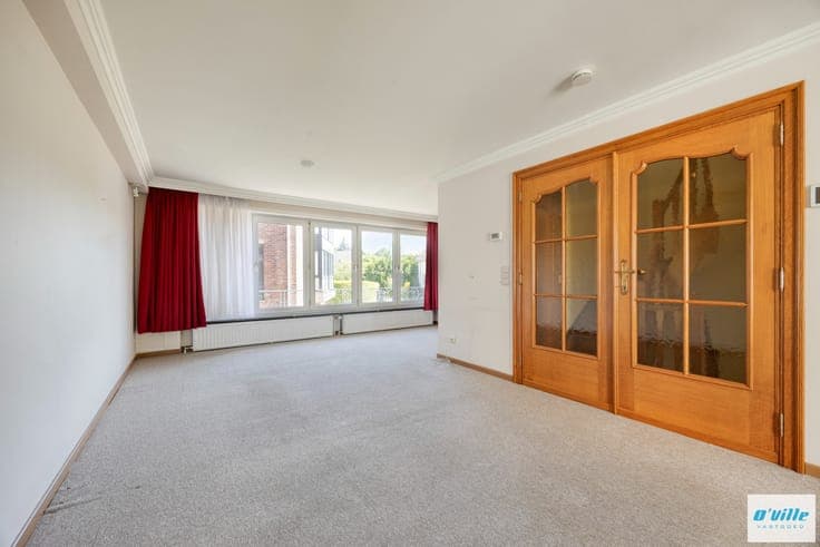 Beautiful bel-etage home ideally located in the highly de...