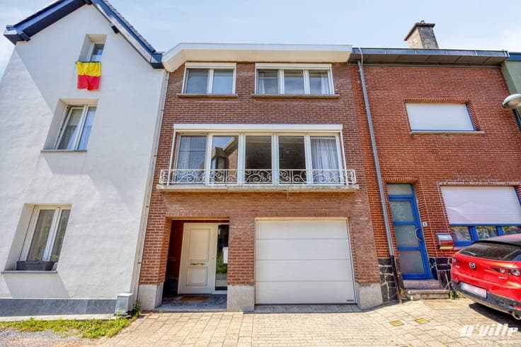 Beautiful bel-etage home ideally located in the highly de...
