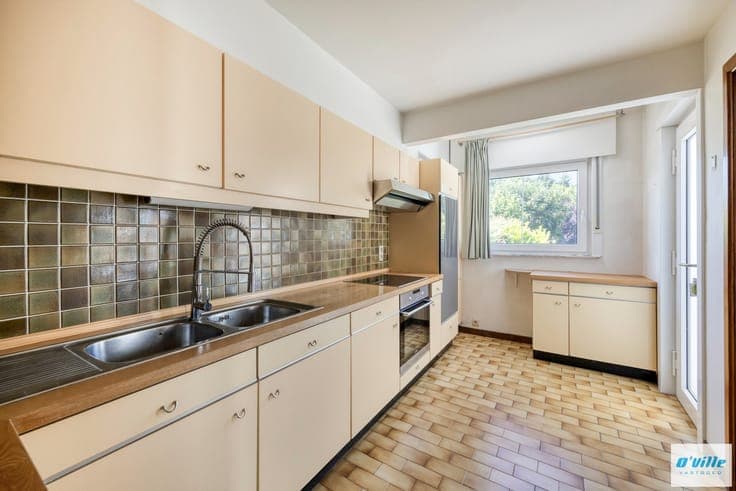 Beautiful bel-etage home ideally located in the highly de...