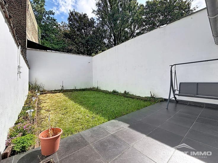 House of approximately 250 m² + garden ±60 m²!