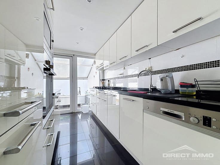 House of approximately 250 m² + garden ±60 m²!