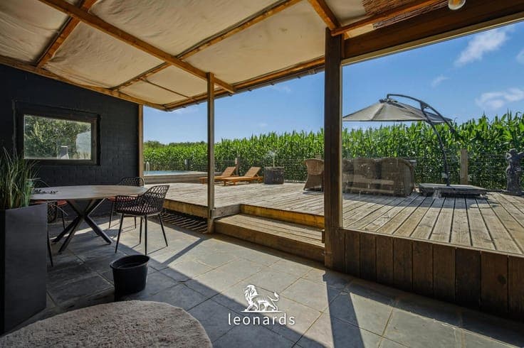 Quadrangle farmhouse in Waregem offering endless possibiliti