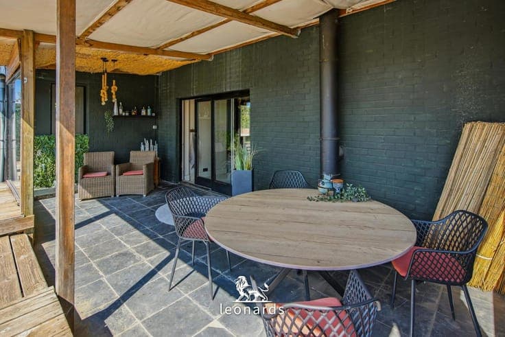 Quadrangle farmhouse in Waregem offering endless possibiliti