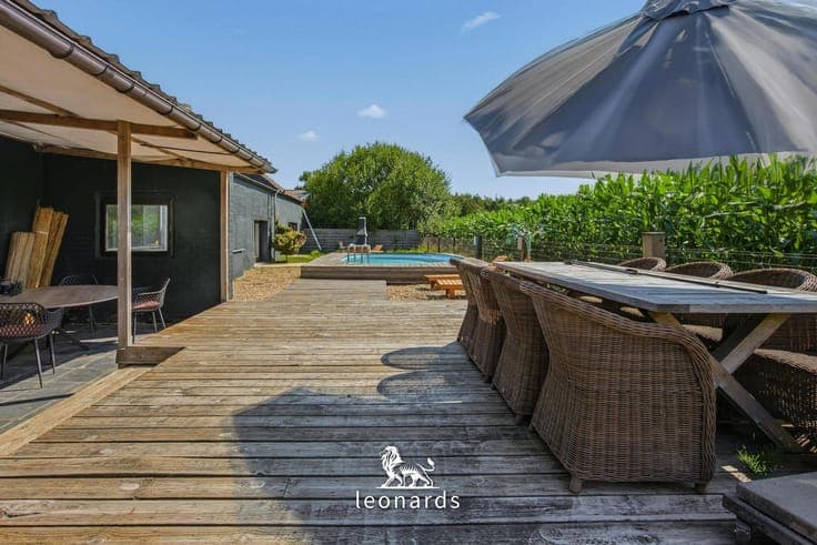 Quadrangle farmhouse in Waregem offering endless possibiliti