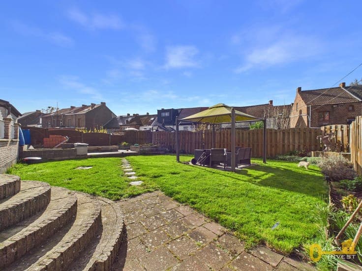 Detached 4-Sided House with GARDEN and TERRACE