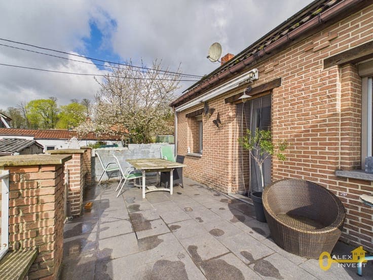 Detached 4-Sided House with GARDEN and TERRACE