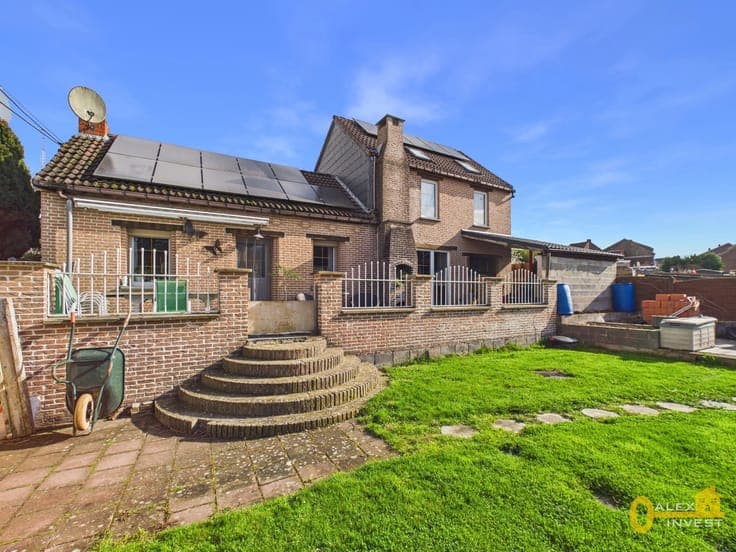 Detached 4-Sided House with GARDEN and TERRACE