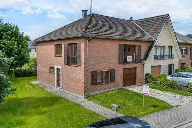 4-Bedroom Split-Level House with Garage and Garden