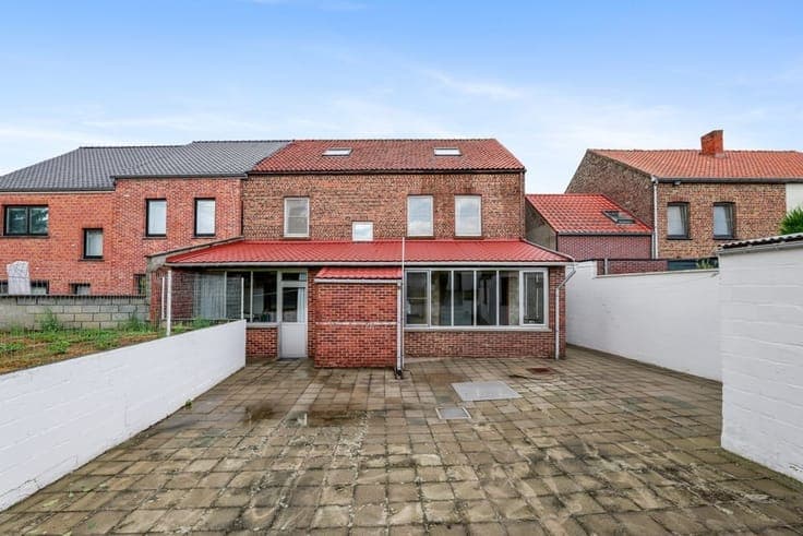 RUIME GEZINSWONING MET 6 SLAAPKAMERS EN GROTE TUIN IN HEERS