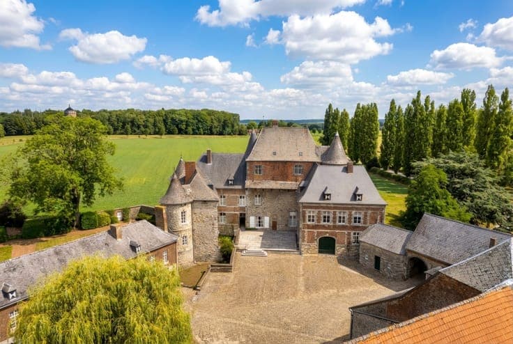 Fosteau – Medieval Castle and Its Private Estate