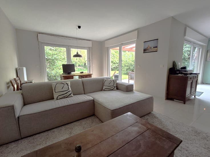 Beautiful bright home 3 bedrooms with lovely garden