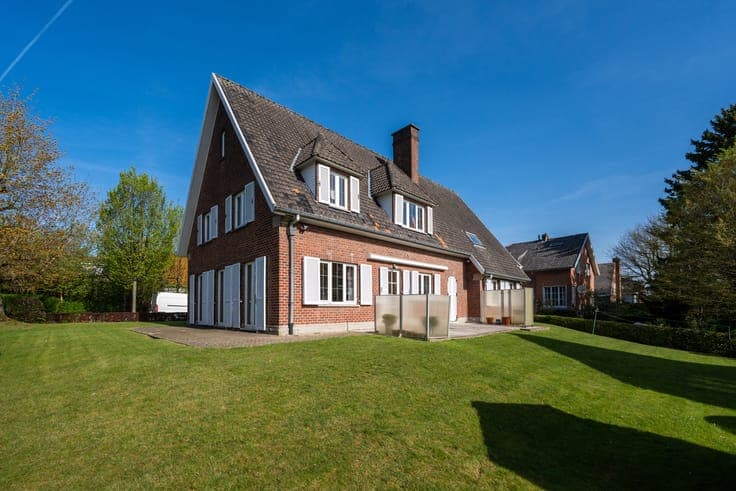 Nearby Place Dumon, House (5 bed/2 bath/1shower)
