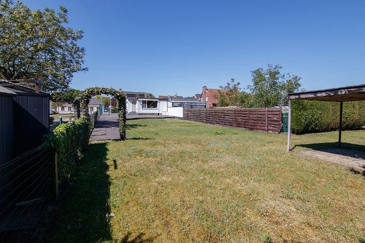 Ruime en rustig gelegen, te renoveren gelijkvloerse wonin...