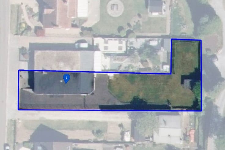 Ruime en rustig gelegen, te renoveren gelijkvloerse wonin...