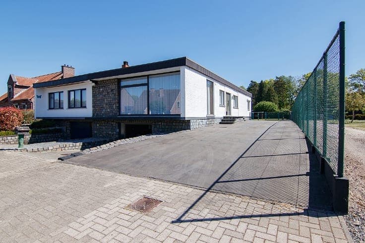 Ruime en rustig gelegen, te renoveren gelijkvloerse wonin...