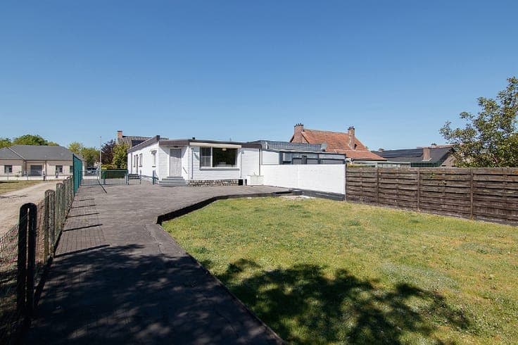 Ruime en rustig gelegen, te renoveren gelijkvloerse wonin...