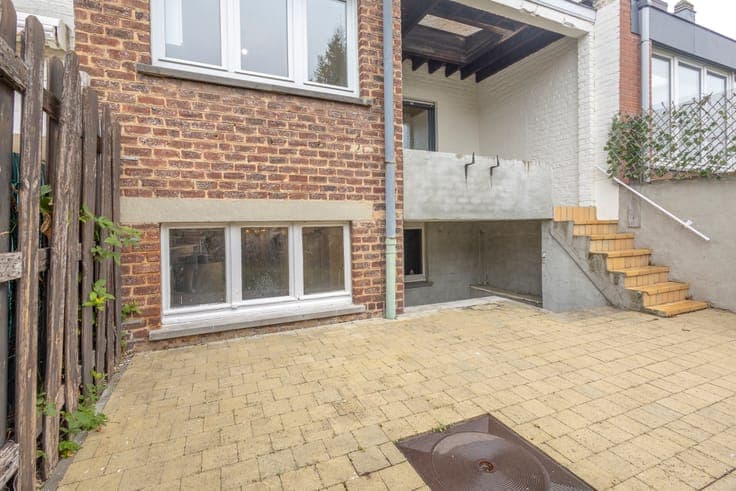 Spacious stylish home with 4 to 5 bedrooms and 2 bathrooms